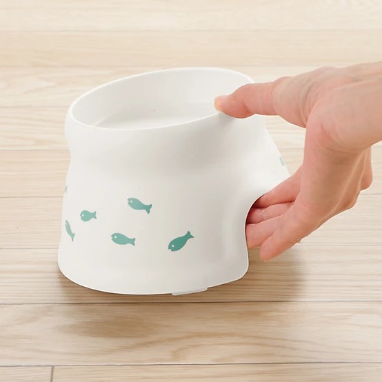 Richell 0.6-Cup Raised Polypropylene Fish-Patterned Cat Bowl